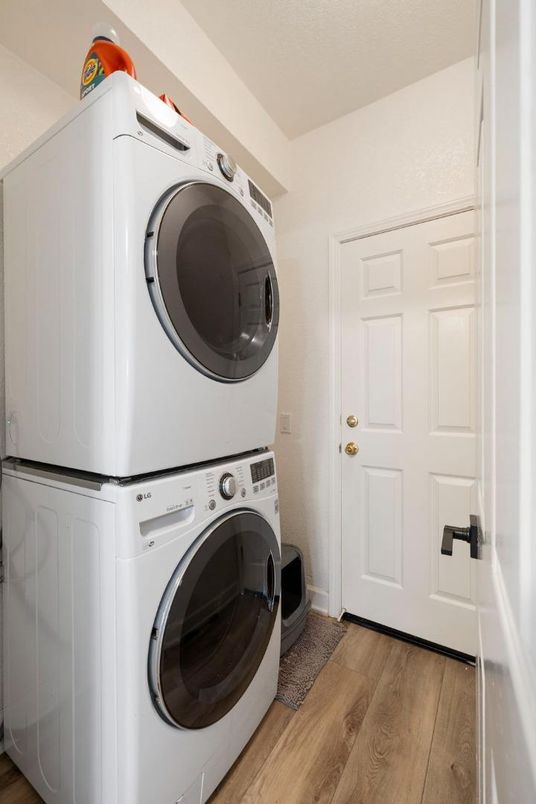 Interior, Utility Closets, Washer, Wood Texture Flooring