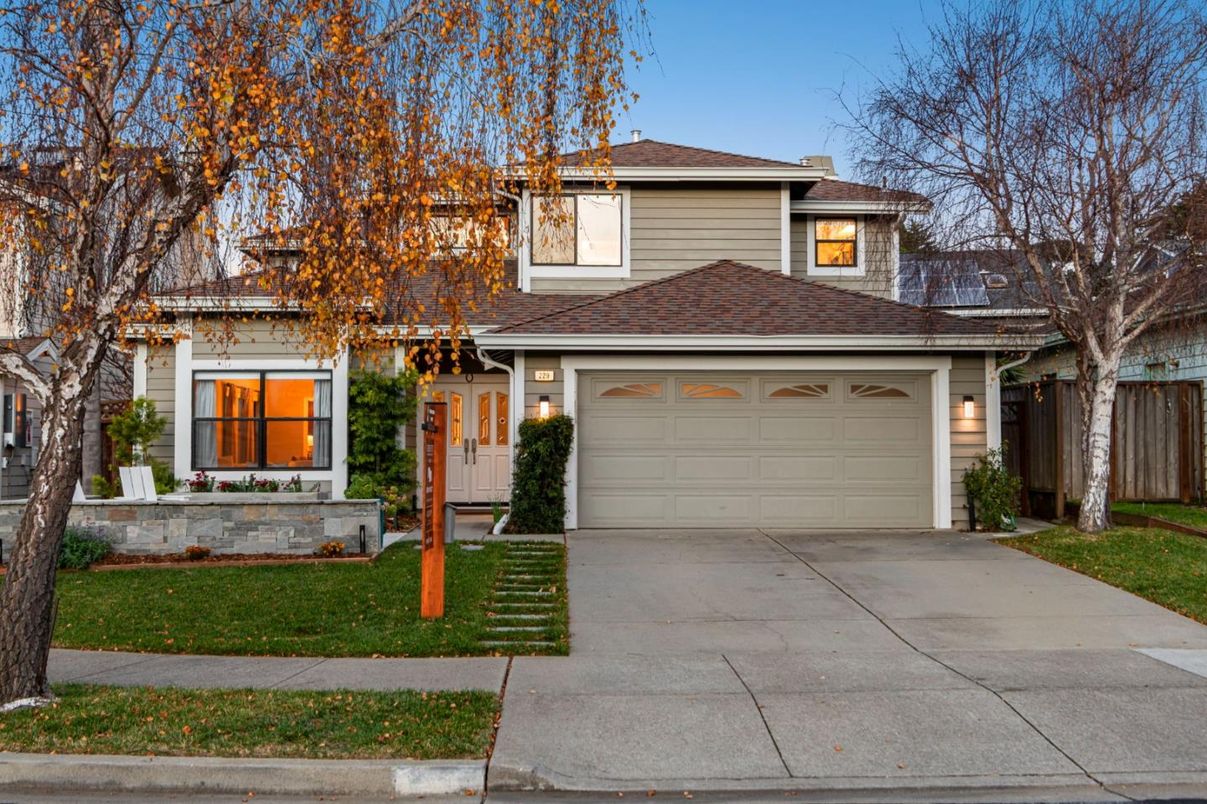 Attached, Exterior, Facade, Split Level