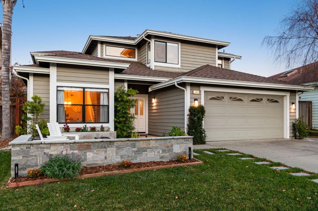 Attached, Exterior, Facade, American Craftsman