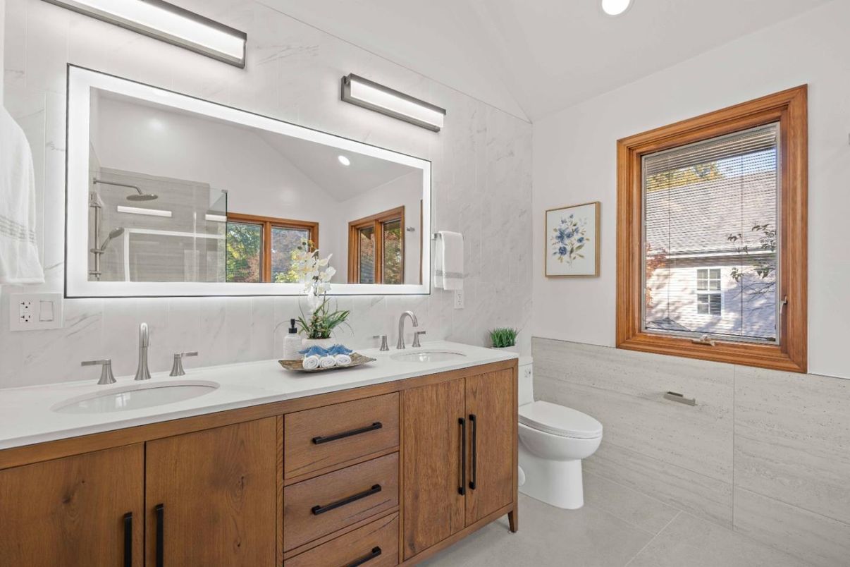 Bathroom, Dual Sink Vanities, Interior, Recessed Lighting