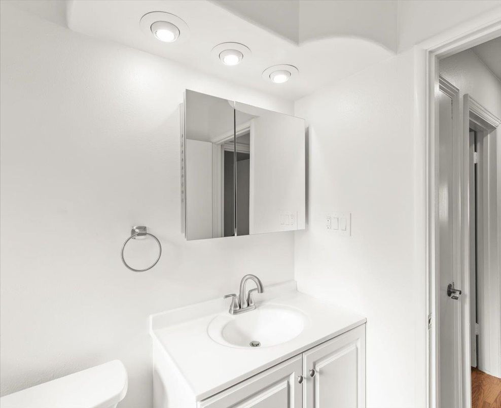Bathroom, Interior, Recessed Lighting