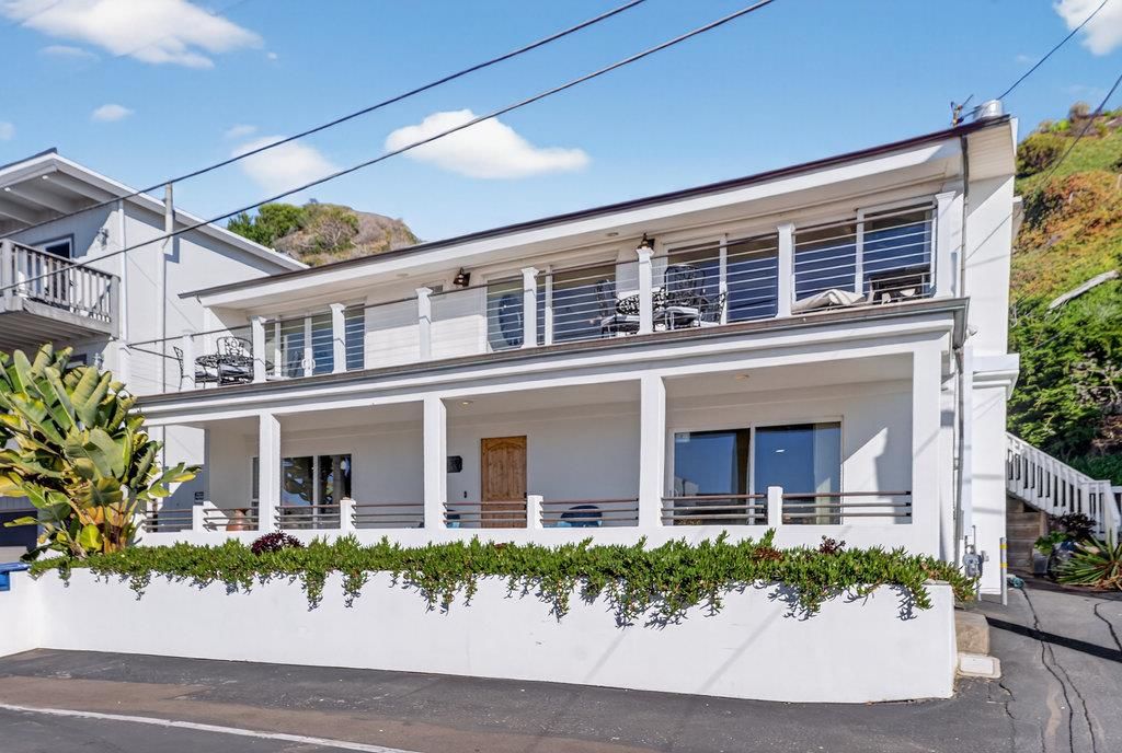 Exterior, Facade, Modern