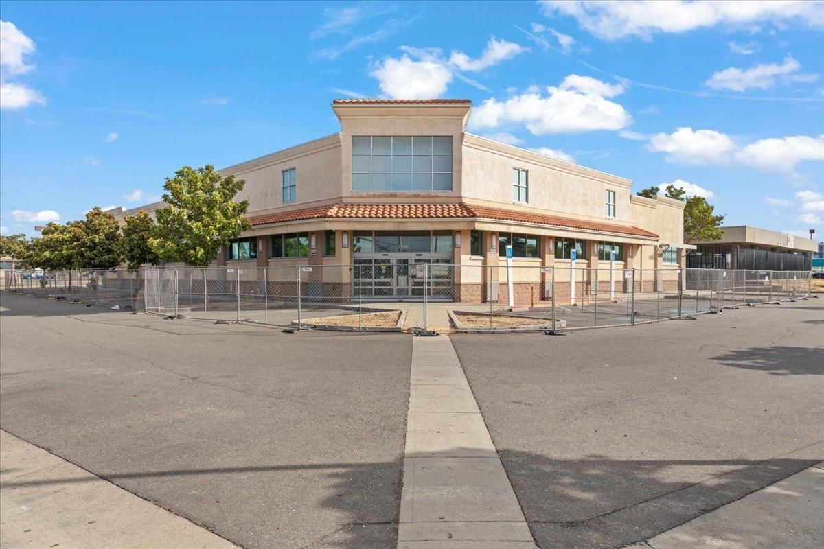 Exterior, Facade, Mediterranean