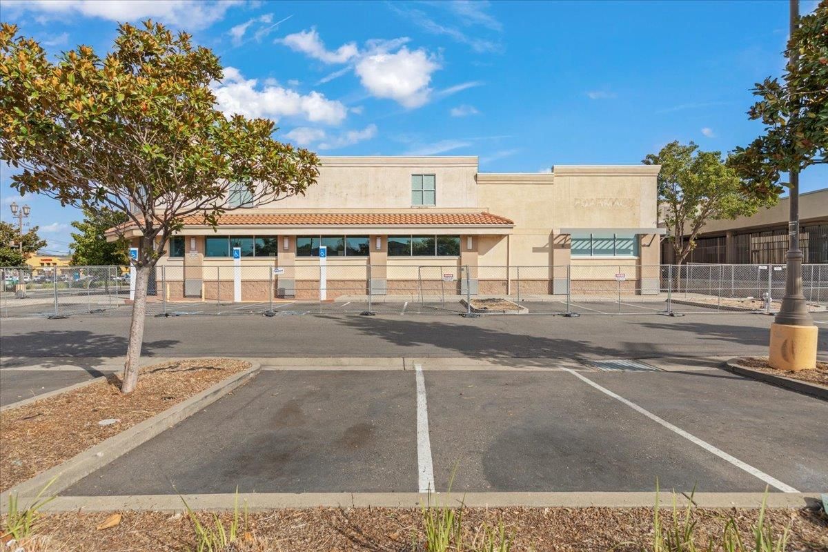 Exterior, Facade, Mediterranean