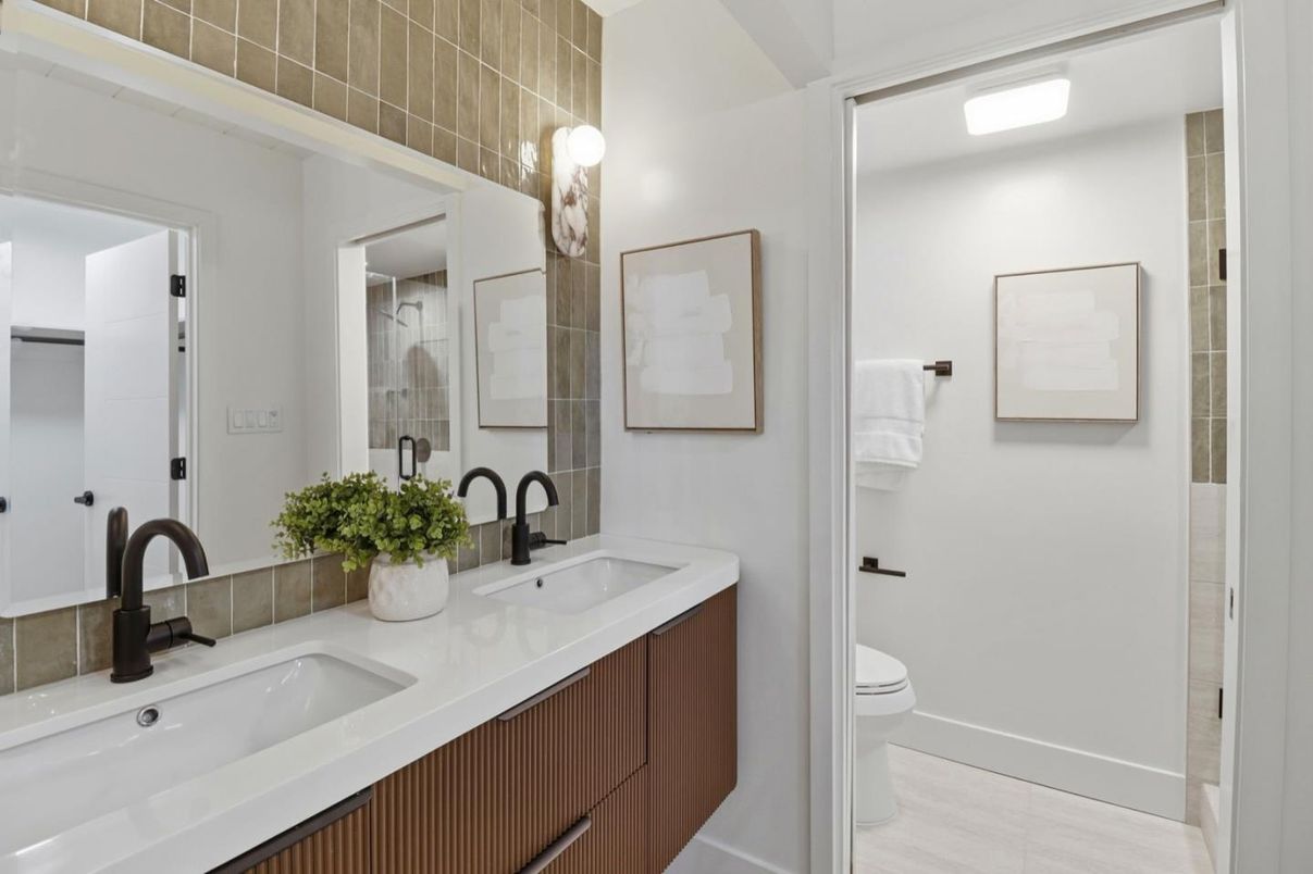 Bathroom, Dual Sink Vanities, Interior