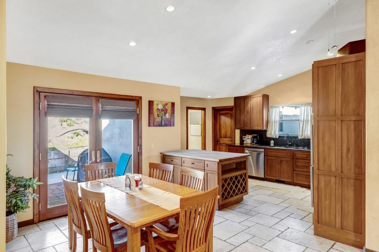 Dining room, Interior, Kitchen, Recessed Lighting, Stainless Steel Appliances