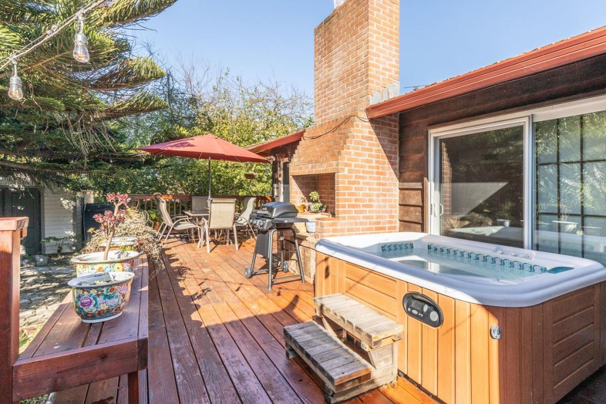 Exterior, Fireplace, Hot Tub