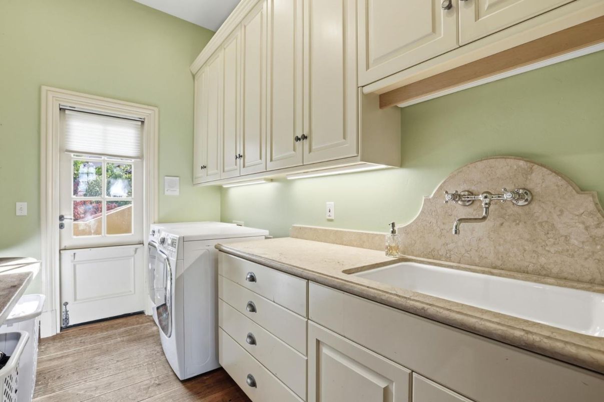 Interior, Washer, Wood Texture Flooring