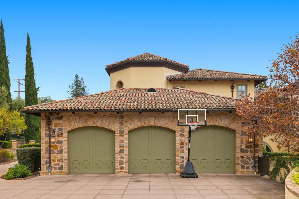 Attached, Exterior, Facade, Mediterranean