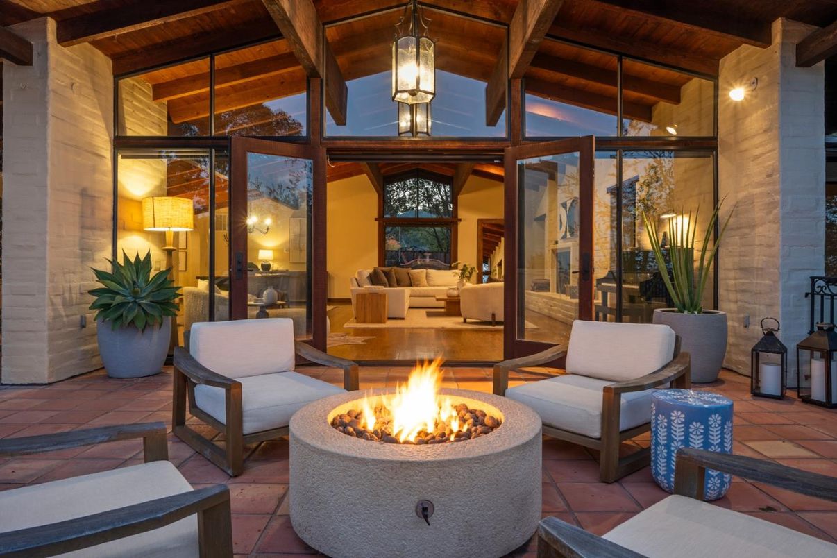 Exterior, Wooden Beams