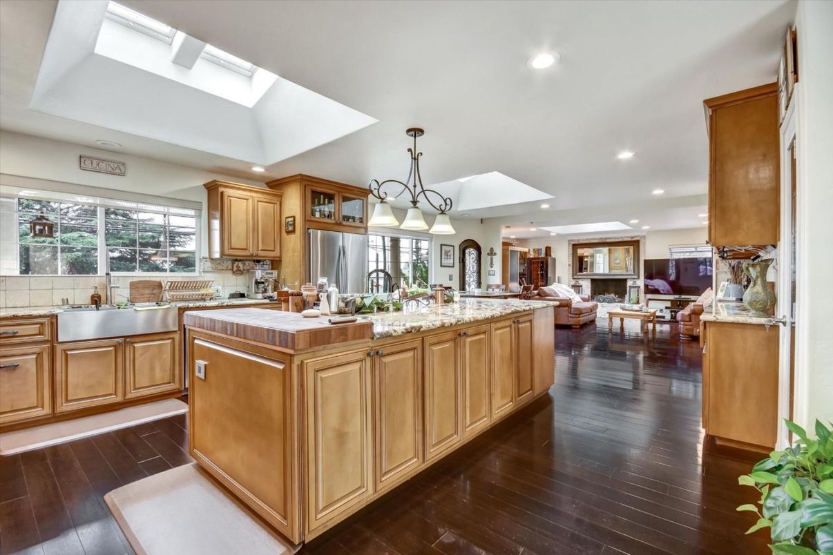 Chandelier, Dining room, Interior, Kitchen, Living room, Recessed Lighting, Tile Countertops, Wood Texture Flooring