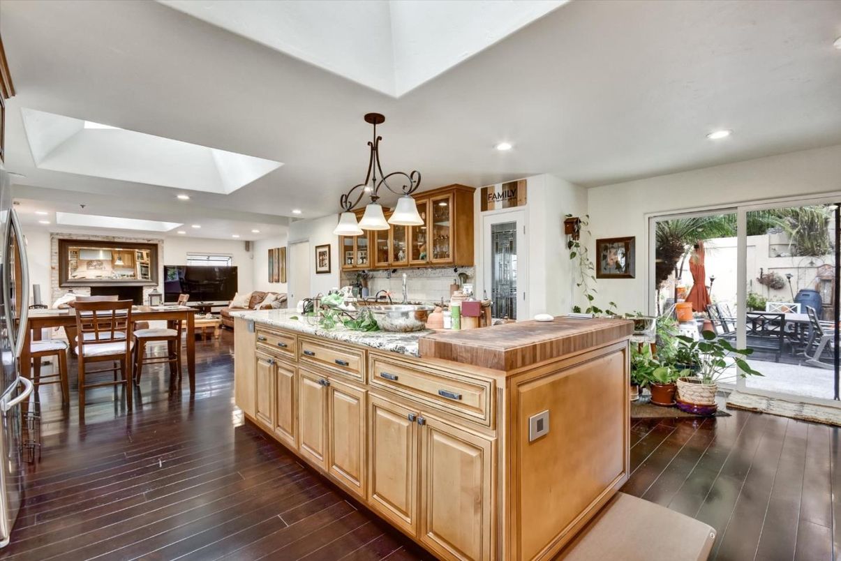 Chandelier, Dining room, Interior, Kitchen, Recessed Lighting, Wood Texture Flooring