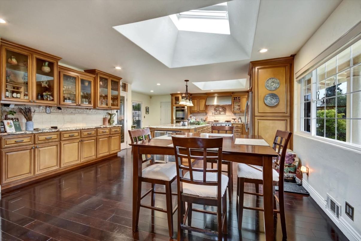 Dining room, Interior, Kitchen, Pendant Lights, Recessed Lighting, Wood Texture Flooring