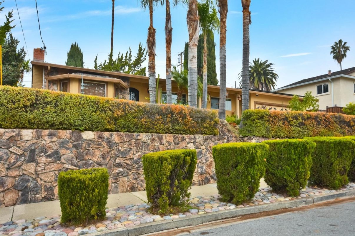 Exterior, Facade, Ranch