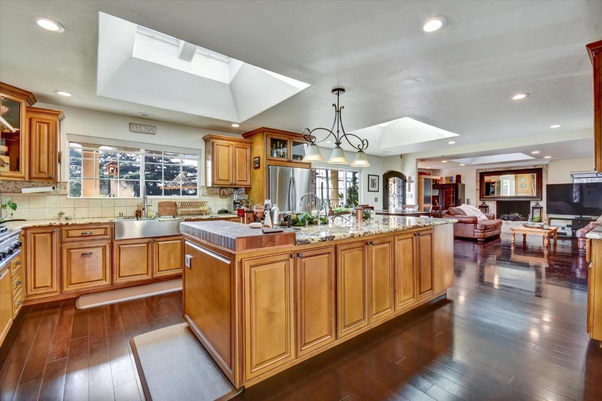 Chandelier, Dining room, Interior, Kitchen, Living room, Pendant Lights, Recessed Lighting, Stainless Steel Appliances, Tile Countertops, Wood Texture Flooring