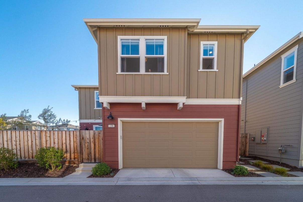 Attached, Exterior, Facade, Modern