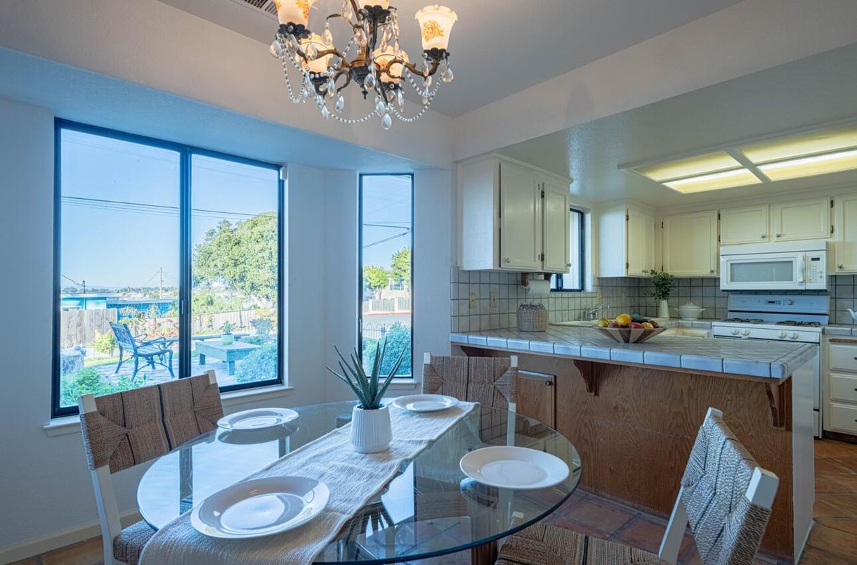 Chandelier, Dining room, Interior, Kitchen, Tile Countertops