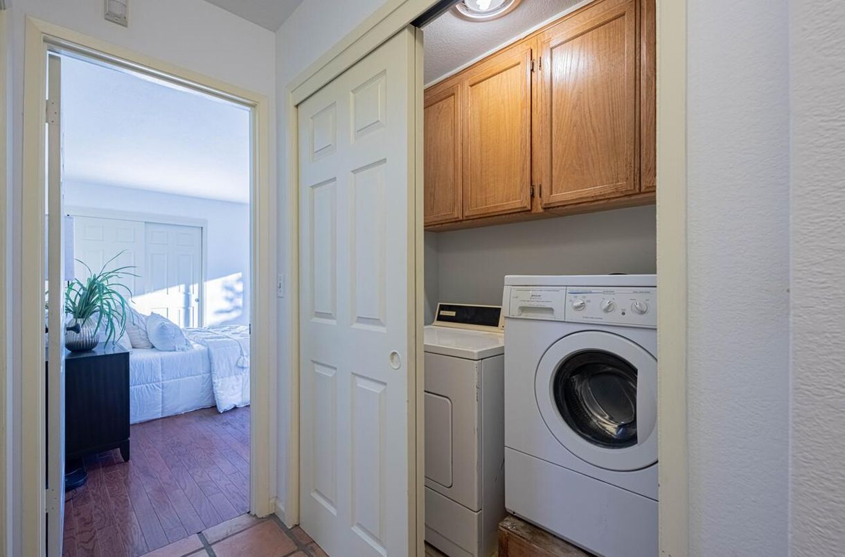 Interior, Utility Closets, Washer, Wood Texture Flooring