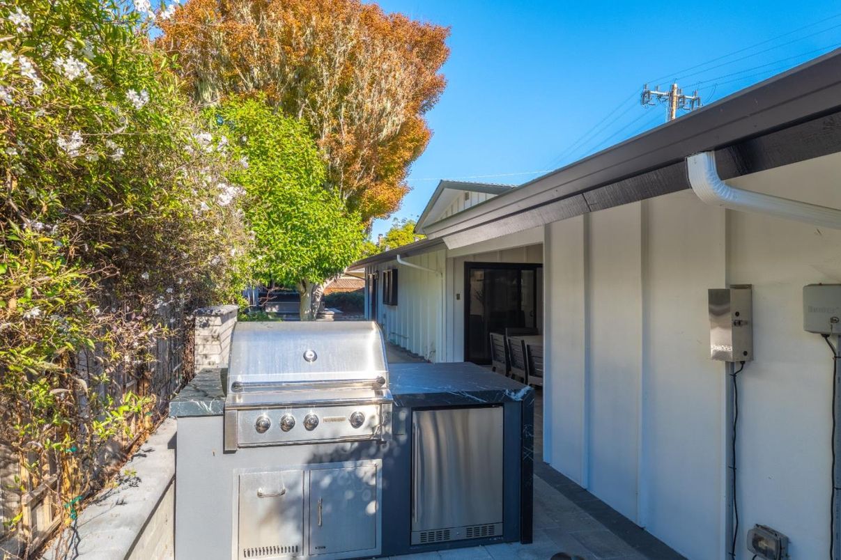 Exterior, Outdoor Kitchen