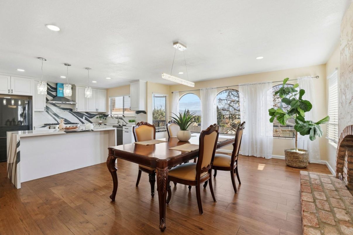 Dining room, Interior, Kitchen, Pendant Lights, Recessed Lighting, Wood Texture Flooring