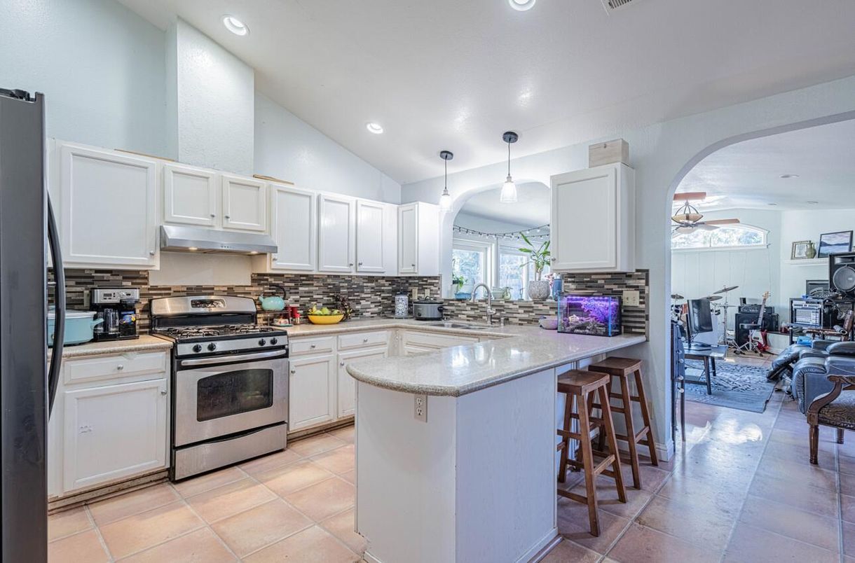 Dining room, Interior, Kitchen, Pendant Lights, Recessed Lighting, Stainless Steel Appliances