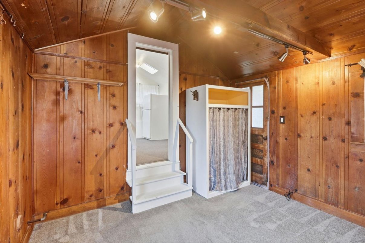 Empty room, Interior, Wooden Ceilings, Wooden Walls