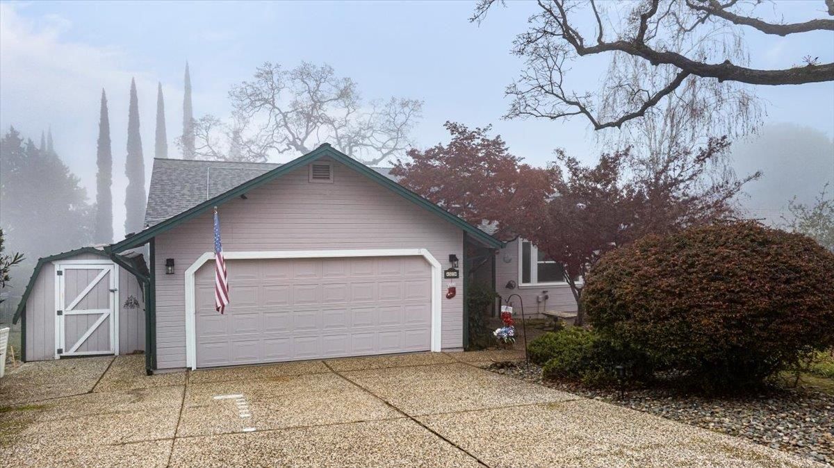 Attached, Exterior, Facade, None