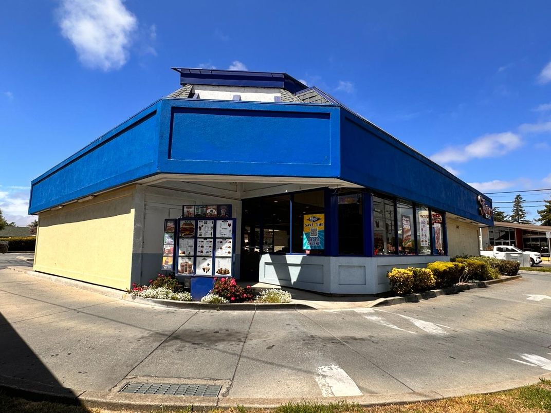 Exterior, Facade, Modern