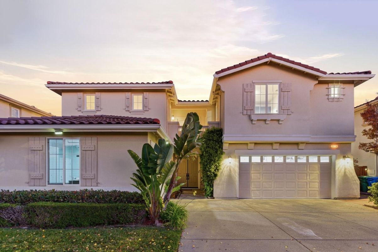 Attached, Exterior, Facade, Mediterranean