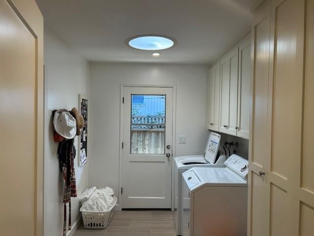 Interior, Recessed Lighting, Washer, Wood Texture Flooring