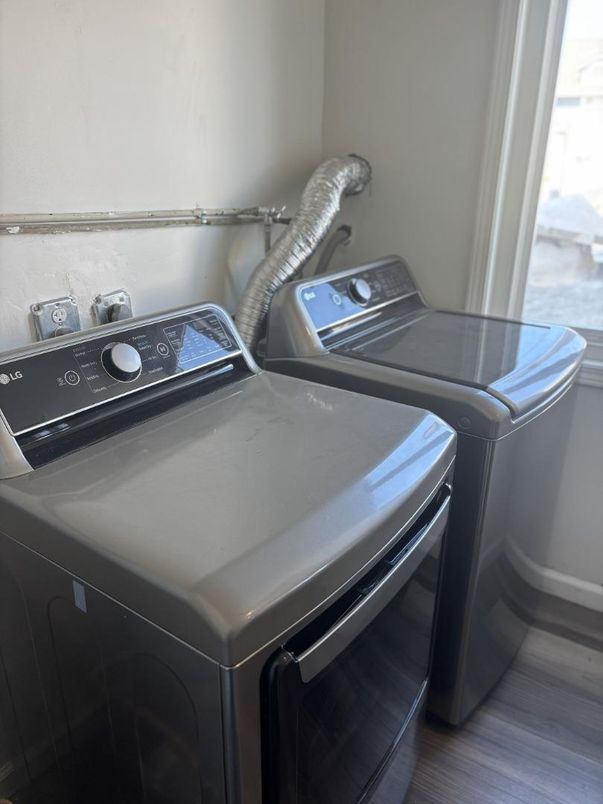 Interior, Washer, Wood Texture Flooring