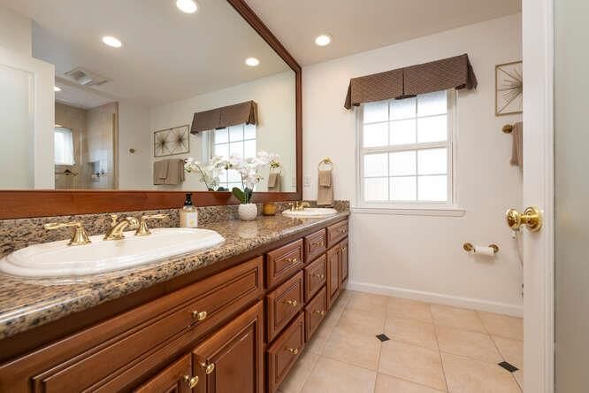 Bathroom, Dual Sink Vanities, Interior, Recessed Lighting