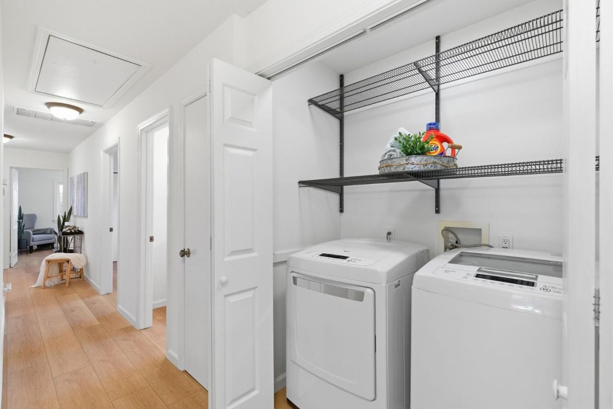 Interior, Utility Closets, Washer, Wood Texture Flooring