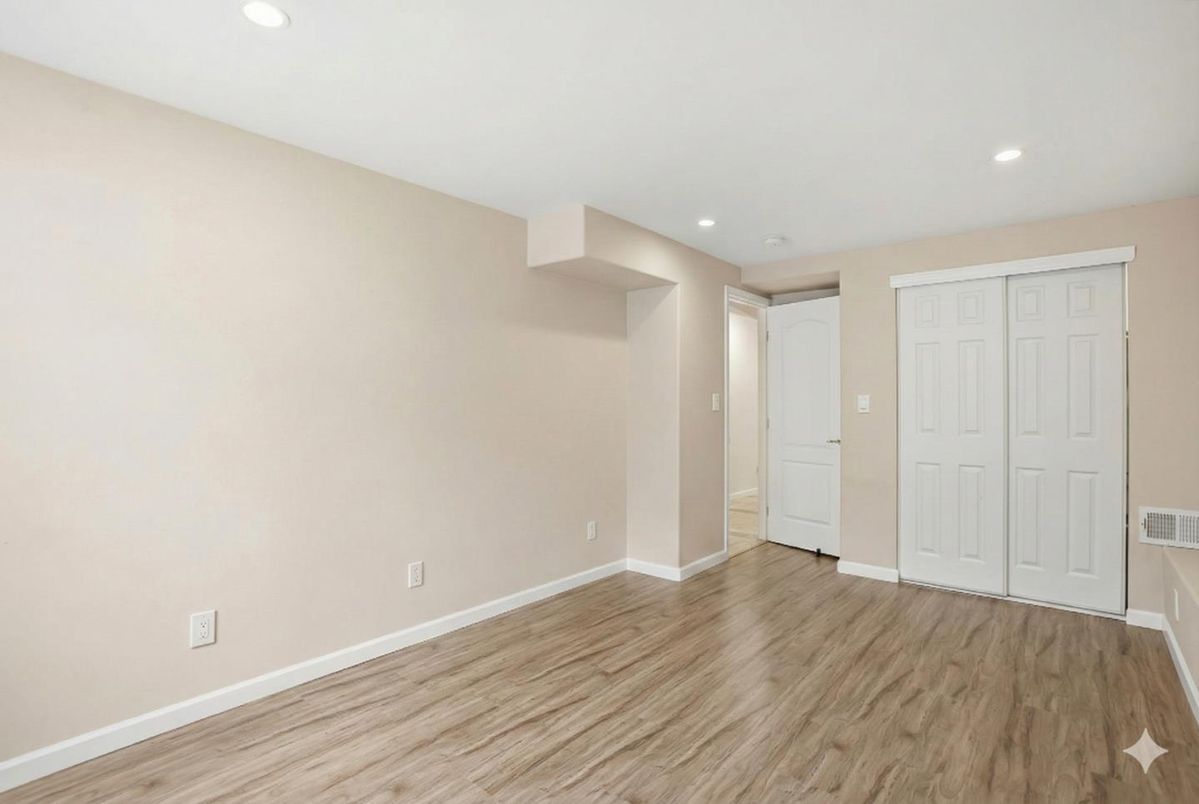 Empty room, Interior, Recessed Lighting, Wood Texture Flooring