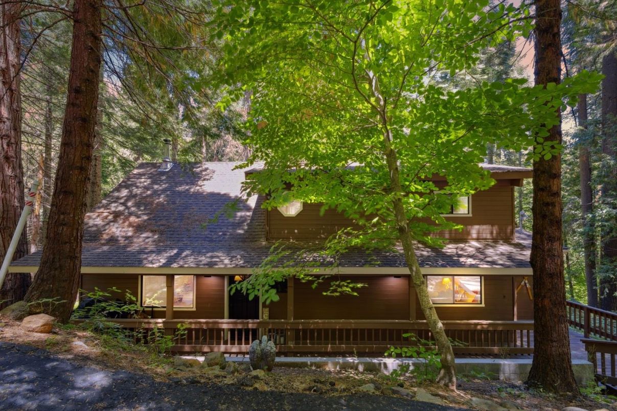 Exterior, Facade, Log Home