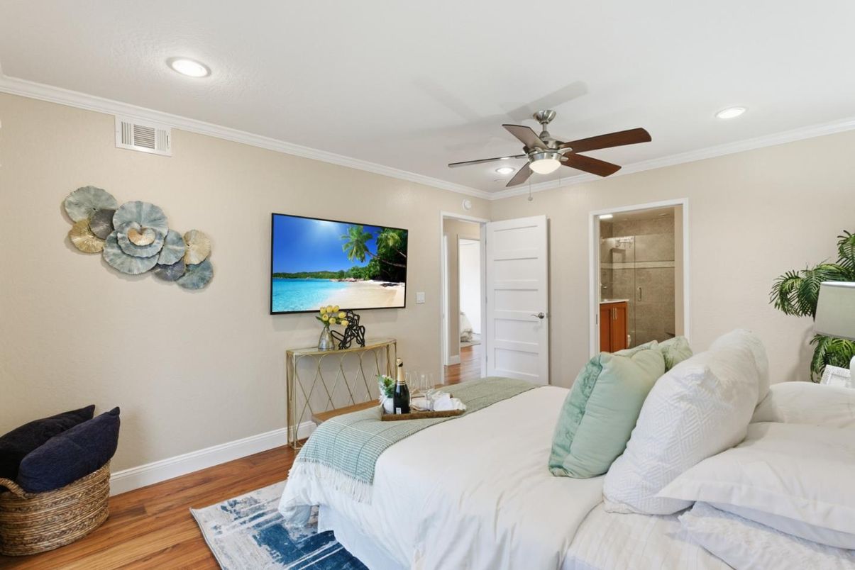 Bedroom, Interior, Recessed Lighting, Wood Texture Flooring