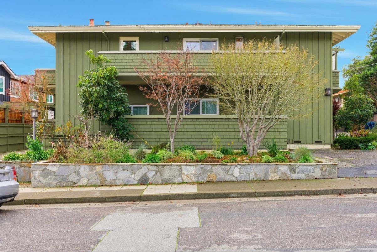 Exterior, Facade, Raised Ranch