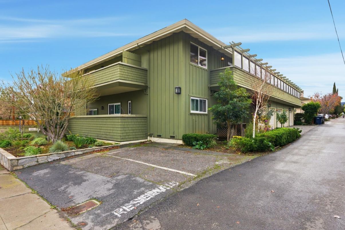 Exterior, Facade, None