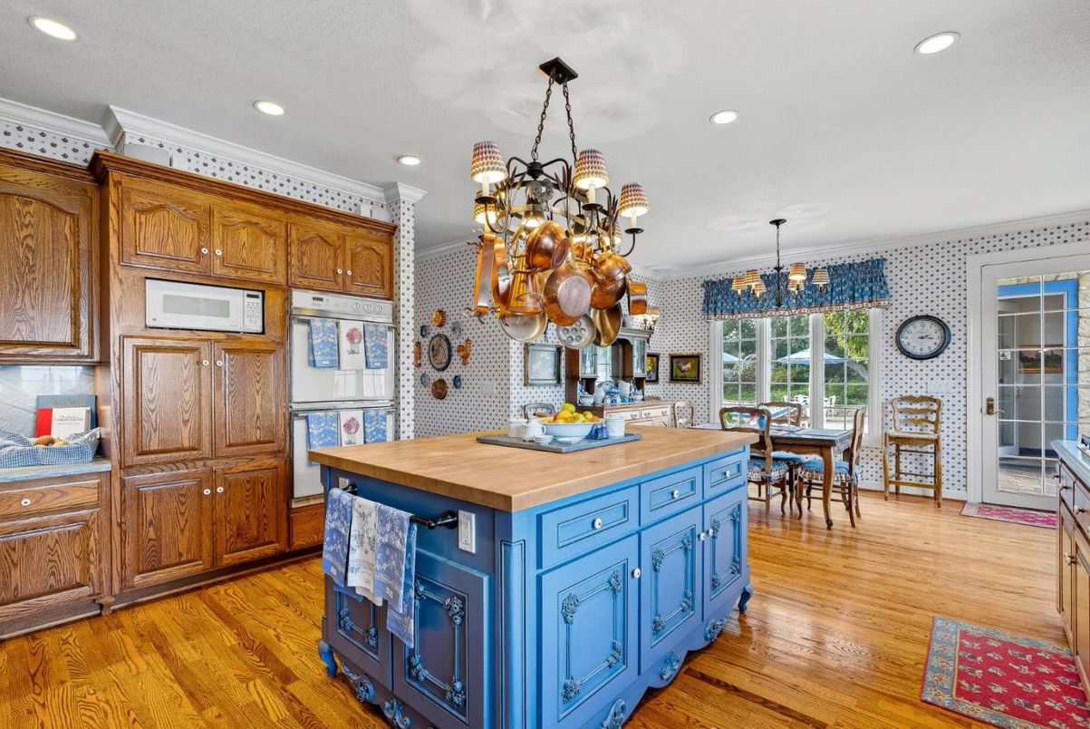 Chandelier, Dining room, Interior, Kitchen, Recessed Lighting, Wood Texture Flooring