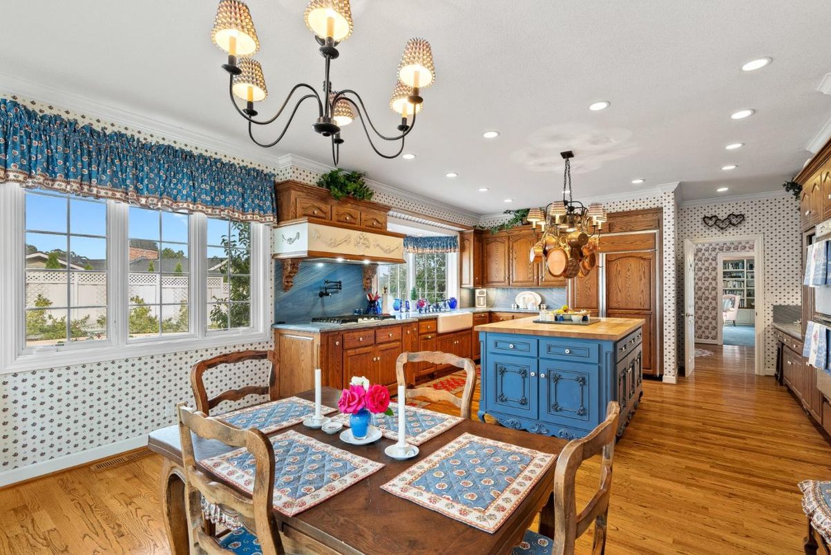Chandelier, Dining room, Interior, Kitchen, Recessed Lighting, Wood Texture Flooring