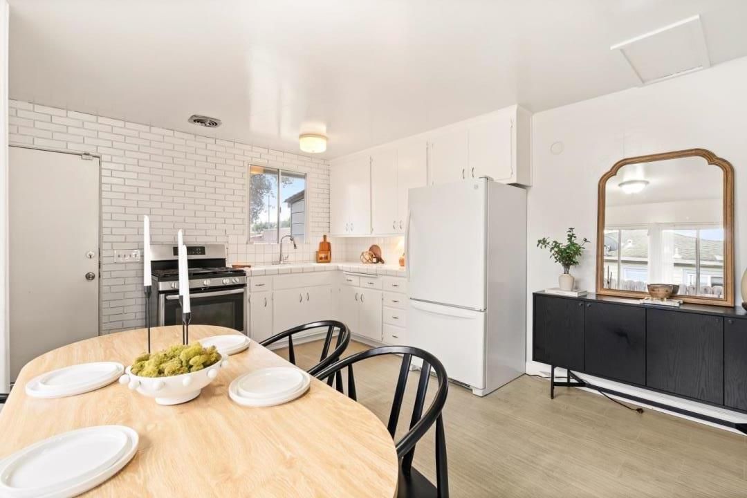 Dining room, Interior, Kitchen, Stainless Steel Appliances, Wood Texture Flooring