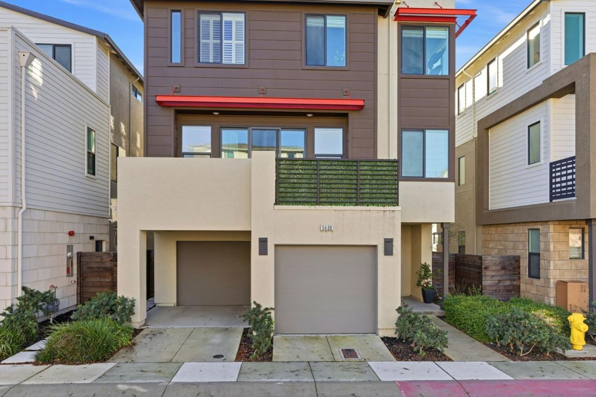 Attached, Exterior, Facade, Rowhouse