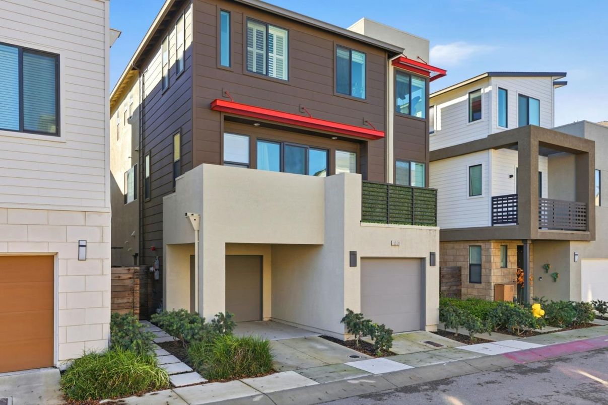 Attached, Exterior, Facade, Modern