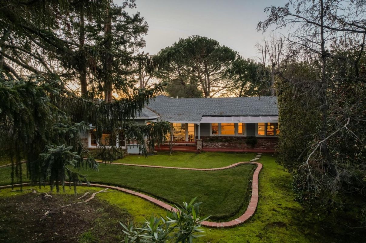 Backyard, Exterior, Facade, Ranch