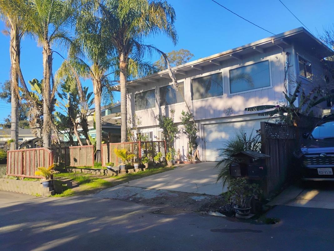 Exterior, Facade, Modern