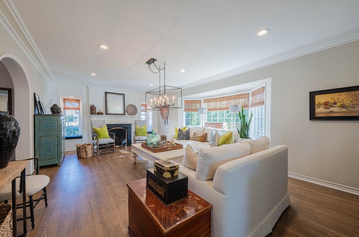 Chandelier, Fireplace, Interior, Living room, Pendant Lights, Recessed Lighting, Wood Texture Flooring