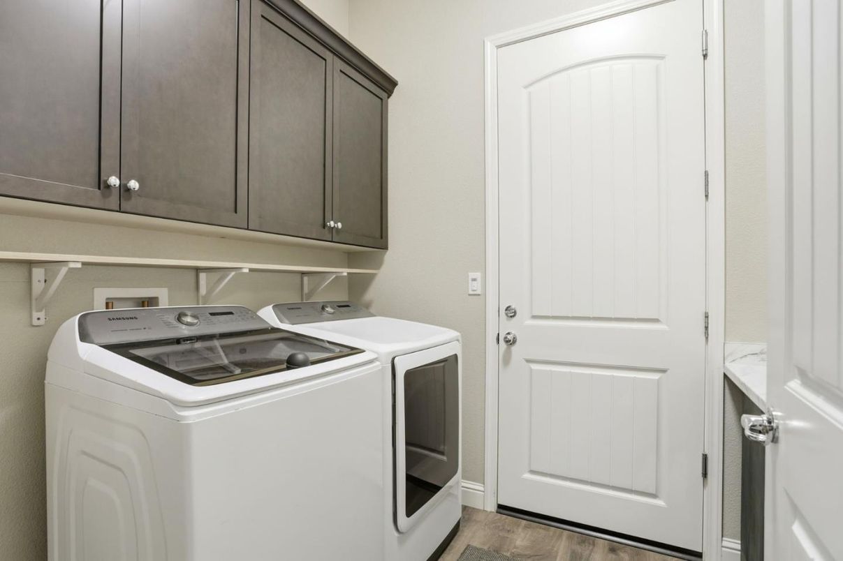 Interior, Washer, Wood Texture Flooring