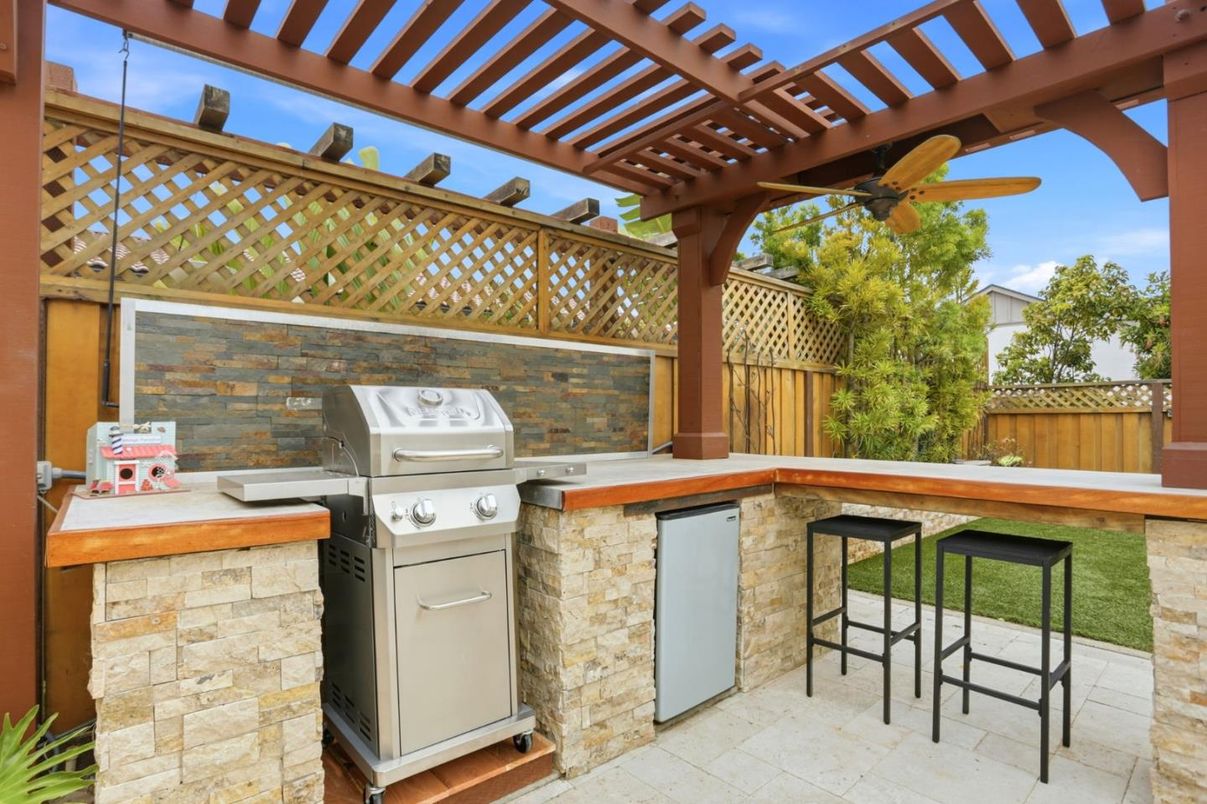 Exterior, Outdoor Kitchen