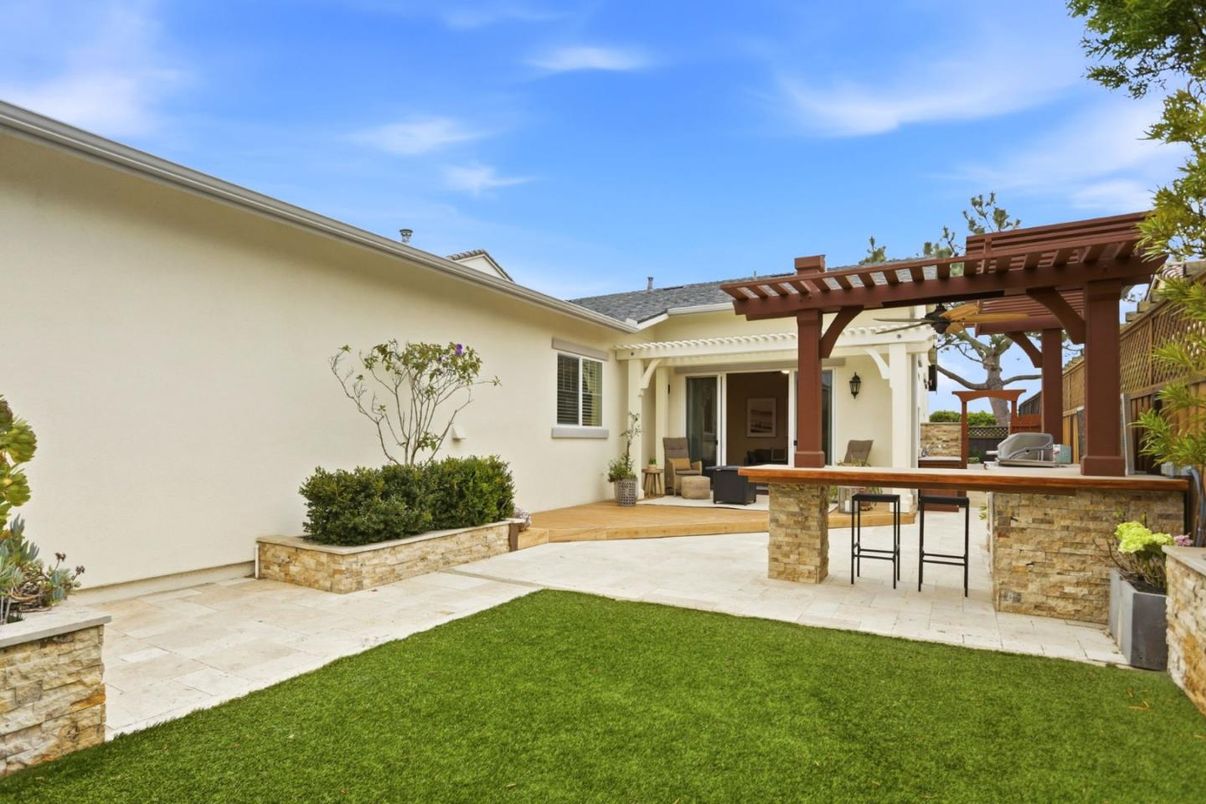 Backyard, Exterior, Outdoor Kitchen