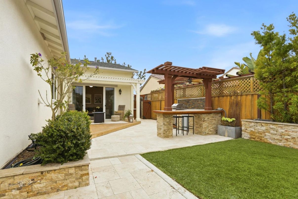 Backyard, Exterior, Outdoor Kitchen